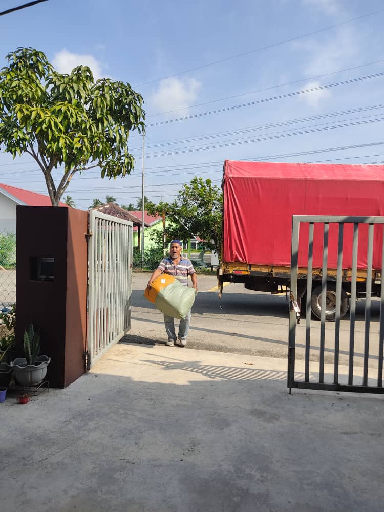 This image shows the pakcik bringing my items